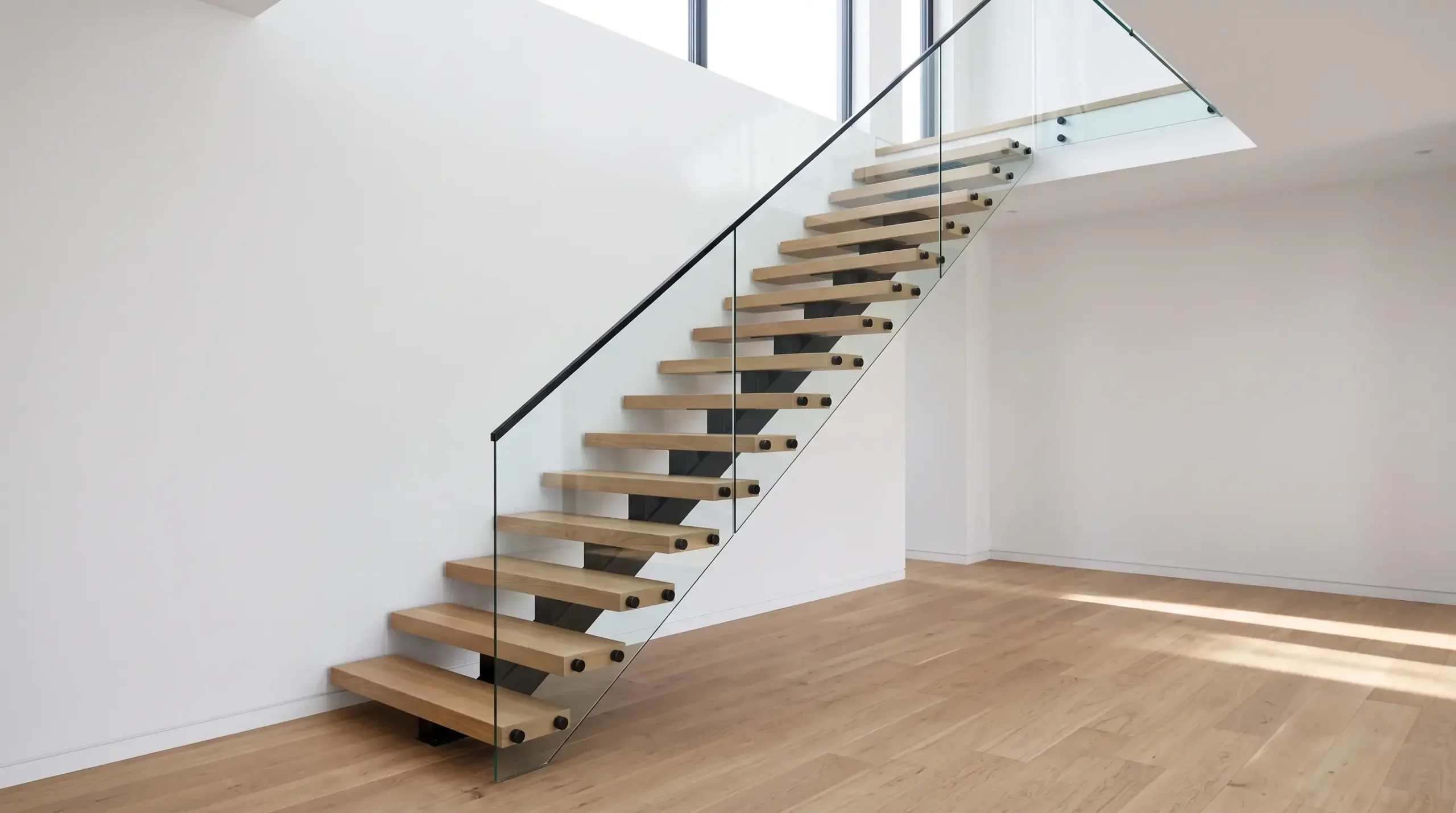 Escalier en acier intérieur avec marches en bois et garde-corps en verre